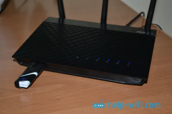 Podłączanie dysku flash USB lub zewnętrznego dysku twardego do routera Asus. Udostępnianie plików na routerze