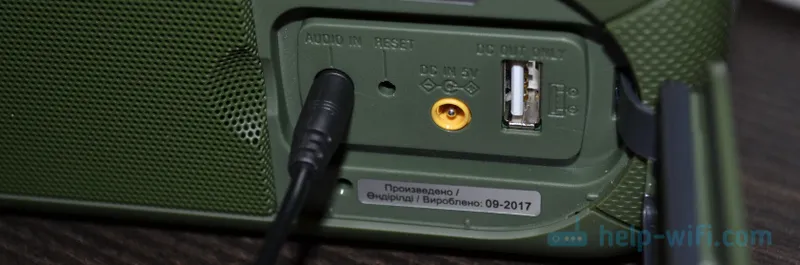 Свързване на кабел към AUDIO IN на преносим високоговорител