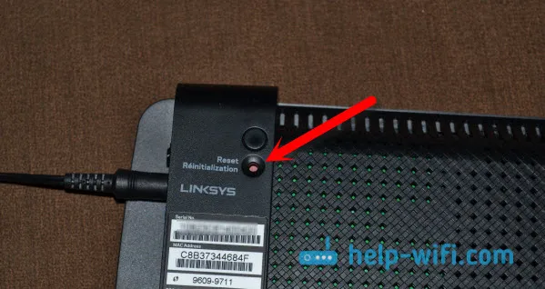 Кнопка скидання налаштувань на Linksys