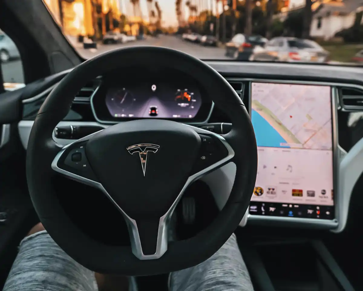 Автопілот Tesla, що використовує алгоритми машинного навчання (Автомобіль Tesla на автопілоті)