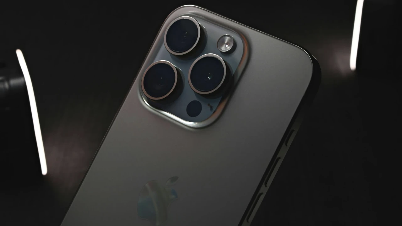 iPhone 15 проти 15 Pro: всі відмінності та керівництво покупця