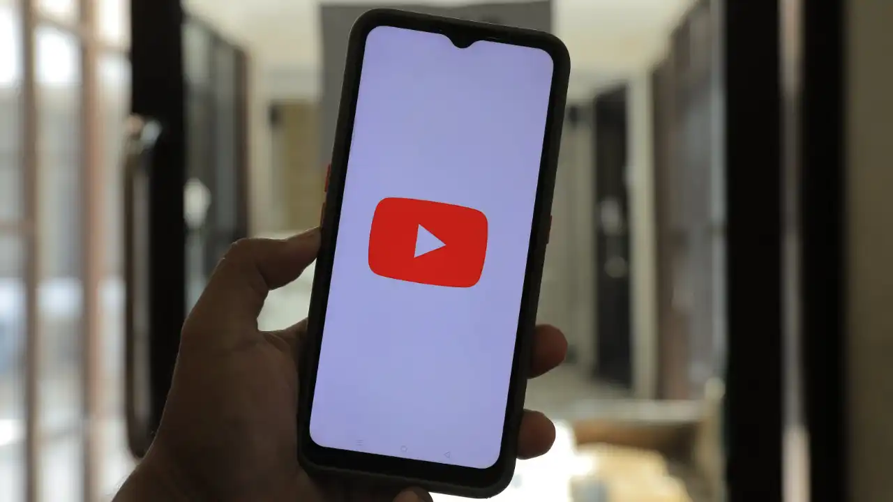 Як повторно ввімкнути схований YouTube-канал?
