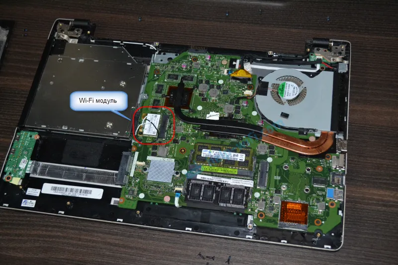 Разглобяване на ASUS лаптоп за замяна на WLAN адаптера